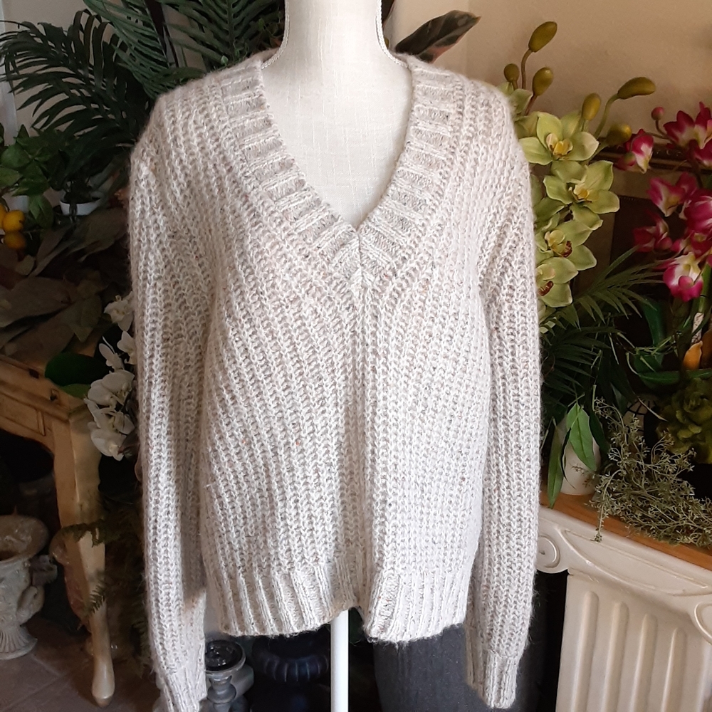 360 SWEATER Italian Yarn Size Large V Neck Loose Neck Crop
